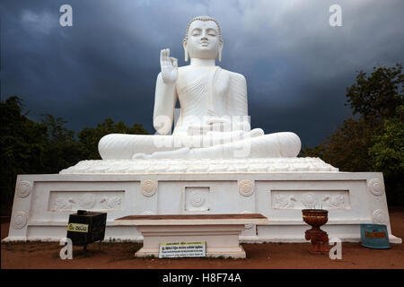 Buddha Statue, Buddha sitzend, Gewitterstimmung, Mihintale, North Central Province, Sri Lanka Stockfoto