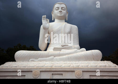 Buddha Statue, Buddha sitzend, Gewitterstimmung, Mihintale, North Central Province, Sri Lanka Stockfoto