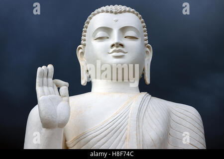 Buddha-Statue, Gewitterstimmung, Mihintale, North Central Province, Sri Lanka Stockfoto