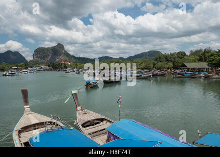 Longtail-Boot im Hafen, Nopparat Thara, Ao Nang, Krabi Provinz, Thailand Stockfoto