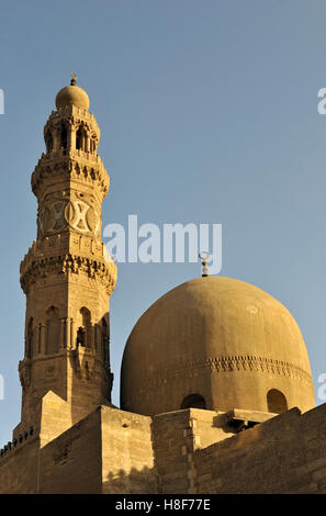 Kuppel und Minarett der Madrasa Khanqah von Sultan al-Zahir Barquq im islamischen Kairo, Ägypten, Nordafrika Stockfoto