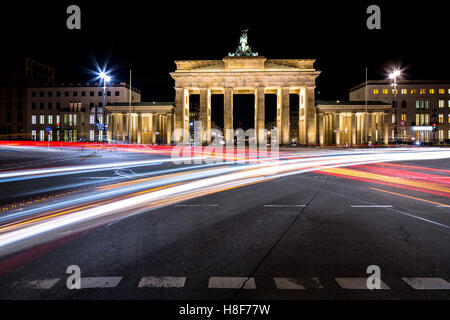 Brandenburger Tor mit Lichtspuren in der Nacht, Berlin, Deutschland Stockfoto