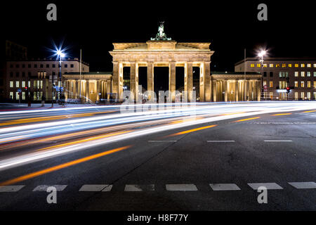 Brandenburger Tor mit Lichtspuren in der Nacht, Berlin, Deutschland Stockfoto