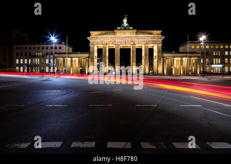 Brandenburger Tor mit Lichtspuren in der Nacht, Berlin, Deutschland Stockfoto