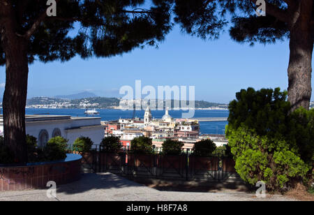 Blick auf den Hafen und den Golf von Pozzuoli von der Terrasse der Villa Avellino oder Principi di Stigliano, 1540, Pozzuoli, Naples Stockfoto