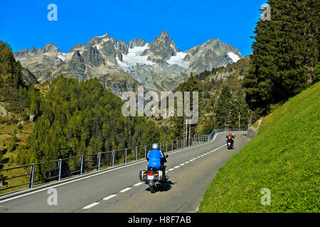 Motorräder auf Bergstraße, Sustenpass, Urner Alpen, Kanton Bern, Schweiz Stockfoto