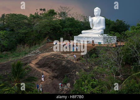 Buddha Statue, Buddha sitzend, Gewitterstimmung, Mihintale, North Central Province, Sri Lanka Stockfoto