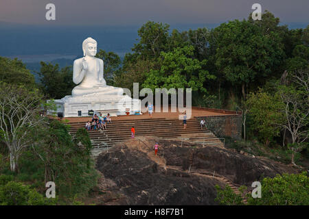 Buddha Statue, Buddha sitzend, Gewitterstimmung, Mihintale, North Central Province, Sri Lanka Stockfoto