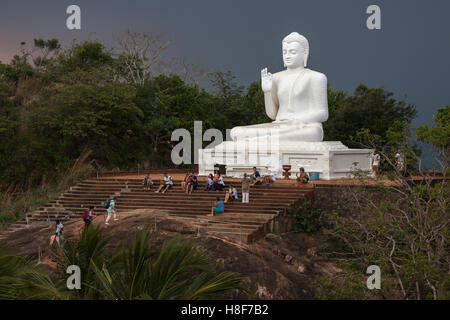 Buddha Statue, Buddha sitzend, Gewitterstimmung, Mihintale, North Central Province, Sri Lanka Stockfoto