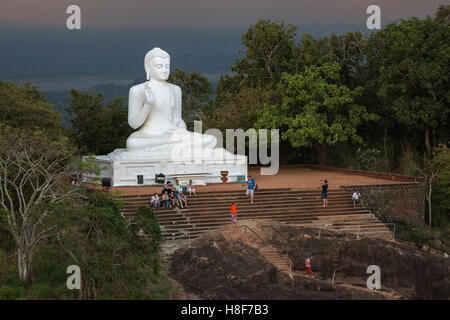 Buddha Statue, Buddha sitzend, Gewitterstimmung, Mihintale, North Central Province, Sri Lanka Stockfoto