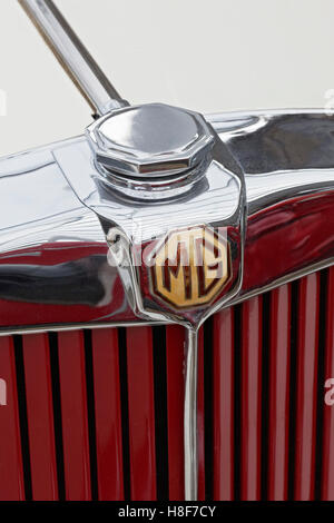 MG-Emblem auf dem Kühlergrill der 1953 Modell MG TD, britische Oldtimer Stockfoto