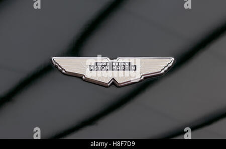 David Brown Aston Martin Emblem auf einem V8 Vantage, britische Sportwagen-Klassiker Stockfoto
