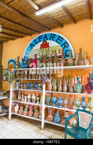 Keramik zum Verkauf als lokale, besondere Andenken, El Alfarero Casa Chichi, Casa Chichi Töpferhaus, Trinidad Stockfoto