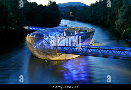 Futuristische muschelförmige künstliche Murinsel, Murinsel, mit Stahl Kuppel und Stege, entworfen von Vito Acconci, Graz, Steiermark Stockfoto