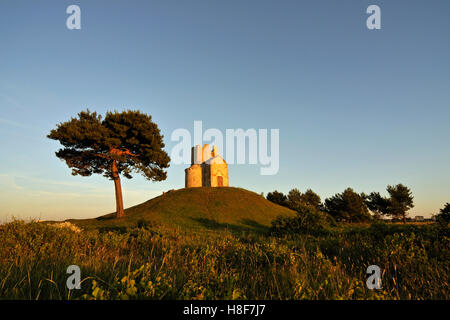 Baum und romanische St. Nicolas Church befindet sich auf irdenen Hügel in Bereichen der Prahulje in der Nähe von Nin in Dalmatien, Kroatien, Europa Stockfoto