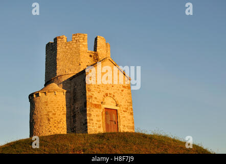 Romanische St. Nicolas Church befindet sich auf irdenen Hügel in Bereichen der Prahulje in der Nähe von Nin in Dalmatien, Kroatien, Europa Stockfoto