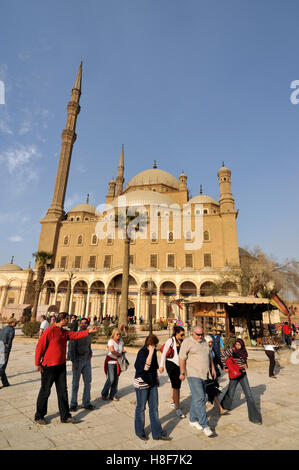 Westliche Touristen vor Moschee von Muhammad Ali Pasha, Alabaster-Moschee, befindet sich in der Zitadelle von Kairo, Ägypten, Nordafrika Stockfoto