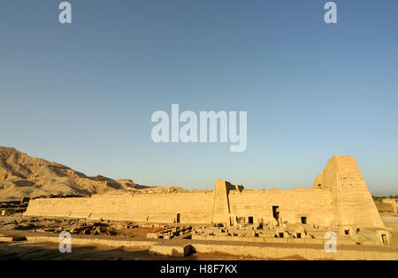 Leichenhalle Tempel von Ramses III. in Medinet Habu auf der Westbank von Luxor, Ägypten, Nordafrika Stockfoto