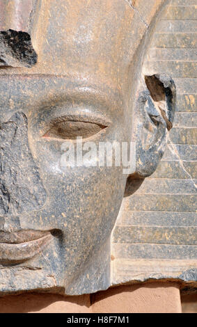 Granitstatue Ramesseum, Leichenhalle Tempel des Pharao Ramses oder Ramses II, thebanischen Nekropole, Westbank von Luxor, Ägypten Stockfoto