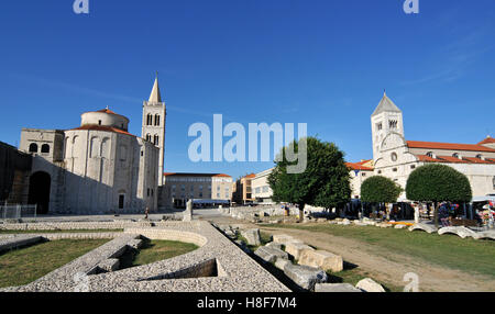 Das Forum Romanum mit St. Donat, Campanile des Doms St. Anastasia, und St. Marien Kirche in Zadar, Dalmatien, Kroatien Stockfoto