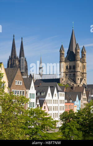 Häuser auf der Rhein Promenade, Kölner Dom, Gross St. Martin Kirche, Köln, Nordrhein-Westfalen Stockfoto