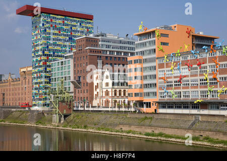 Bürogebäude in den Medienhafen Medien Hafen, moderne Architektur, Fluss Rhein, Düsseldorf, Nordrhein-Westfalen, Deutschland Stockfoto