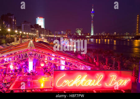 Cocktailbar, promenade Bars auf der Rheinpromenade Rhine Abend, Leute, Nachtleben, Rhein, Düsseldorf Stockfoto