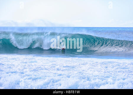 Bodyboarder, Banzai Pipeline, Ehukai Beach Park in Pupukea auf Oahu North Shore Hawaii. Stockfoto