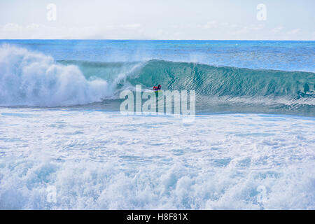 Bodyboarder, Banzai Pipeline, Ehukai Beach Park in Pupukea auf Oahu North Shore Hawaii. Stockfoto