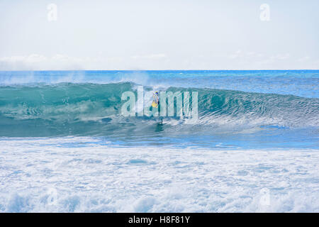 Bodyboarder, Banzai Pipeline, Ehukai Beach Park in Pupukea auf Oahu North Shore Hawaii. Stockfoto