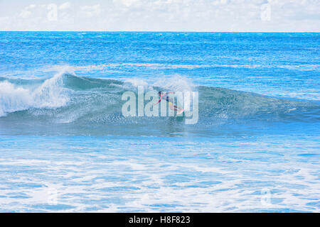 Surfer, Banzai Pipeline, Ehukai Beach Park in Pupukea auf Oahu North Shore Hawaii. Stockfoto