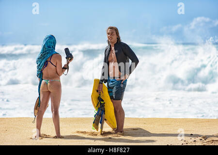 Fotografen im Gespräch mit Bodyboarder, Banzai Pipeline, Ehukai Beach Park in Pupukea auf Oahu North Shore Hawaii. Stockfoto