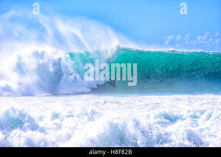 Bodyboarder bei Banzai Pipeline, Ehukai Beach Park in Pupukea auf Oahu North Shore Hawaii USA. Stockfoto