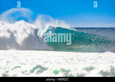 Bodyboarder bei Banzai Pipeline, Ehukai Beach Park in Pupukea auf Oahu North Shore Hawaii USA. Stockfoto