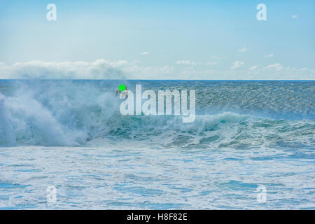 Bodyboarder kippt bei Banzai Pipeline, Ehukai Beach Park in Pupukea auf Oahu North Shore Hawaii USA. Stockfoto