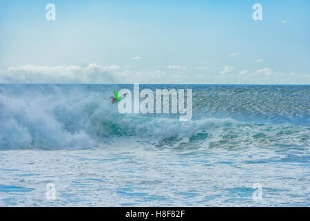 Bodyboarder kippt bei Banzai Pipeline, Ehukai Beach Park in Pupukea auf Oahu North Shore Hawaii USA. Stockfoto