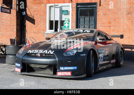 Nissan GTR motorsport Auto in Brooklands, Weybridge, Surrey, England Stockfoto