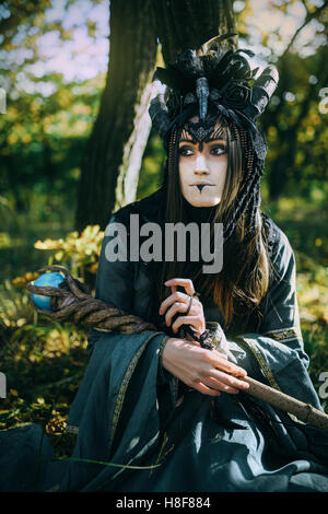 Frau-Schamanen mit Hörnern Stockfoto