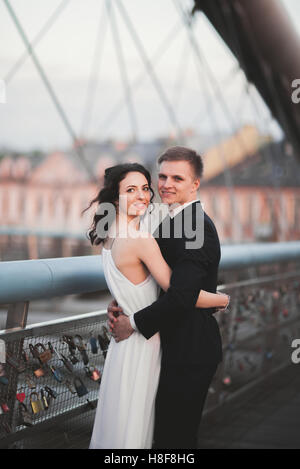 Wunderschöne Hochzeitspaar, Brautpaar posiert auf Brücke in Krakau Stockfoto