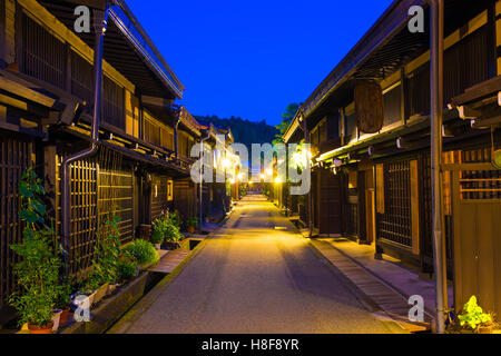 Zentrierte Dorf Straße voll von gut erhaltenen, traditionellen Holzhäusern in der Abenddämmerung in Altstadt von Hida-Takayama, Gifu, Japan Stockfoto