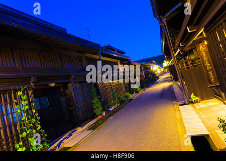 Eine Reihe von verbundenen traditionellen Holzhäuser in alte Stadt Bezirk von Hida-Takayama, Gifu, Japan. Geneigte Weitwinkel-Perspektive Stockfoto