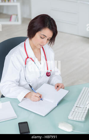 Frau Doktor schreibt Rezept Stockfoto