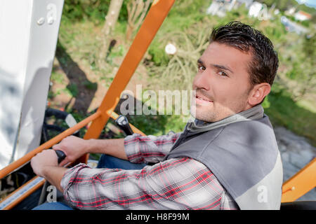 Mann arbeitet, saß in der Kabine von digger Stockfoto