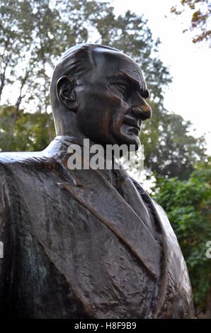 Bronze-Statue von Kemal Atatürk-Gründer der modernen Türkei Republik im Park Istanbul Türkei Stockfoto