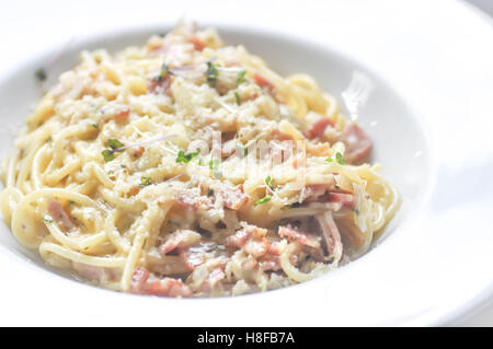 Spaghetti Carbonara mit Schinken Teller auf den Tisch Stockfoto