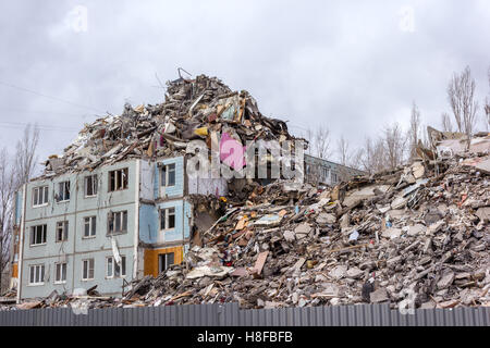 Abriss von Gebäuden in städtischen Umgebungen. Haus in Schutt und Asche. Stockfoto