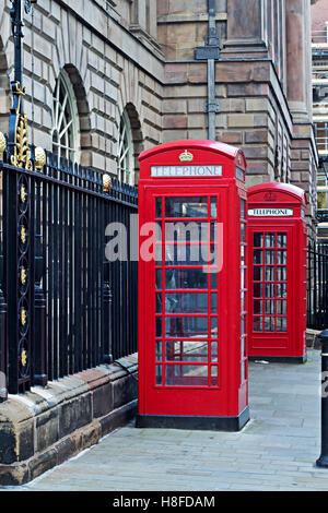 Paar der klassischen britischen Roten Telefon box Stockfoto