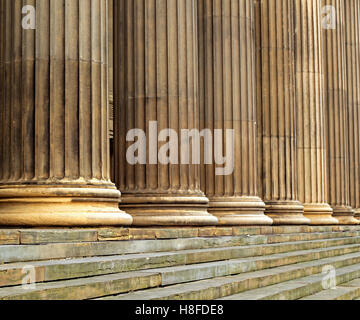 Sandsteinsäulen auf St Georges Hall Liverpool UK Stockfoto