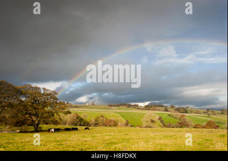 Regenbogen über Ackerland, mit Blick auf Eden Valley, Cumbria, England. Stockfoto