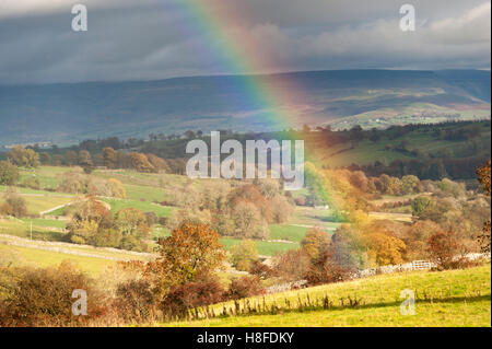 Regenbogen über Ackerland, mit Blick auf Eden Valley, Cumbria, England. Stockfoto